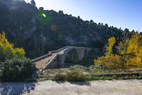 El puente de El Castellar desde el otro lado del río Júcar
