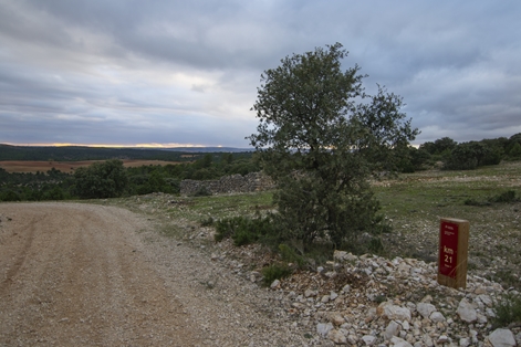 La ruta pasa junto a las ruinas de una tinada
