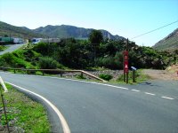 El sendero local SL FV 27 se separa del camino principal a la altura del barranco del río Palmas