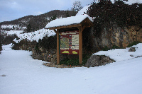 Panel de final de etapa entre la nieve en Llanuces
