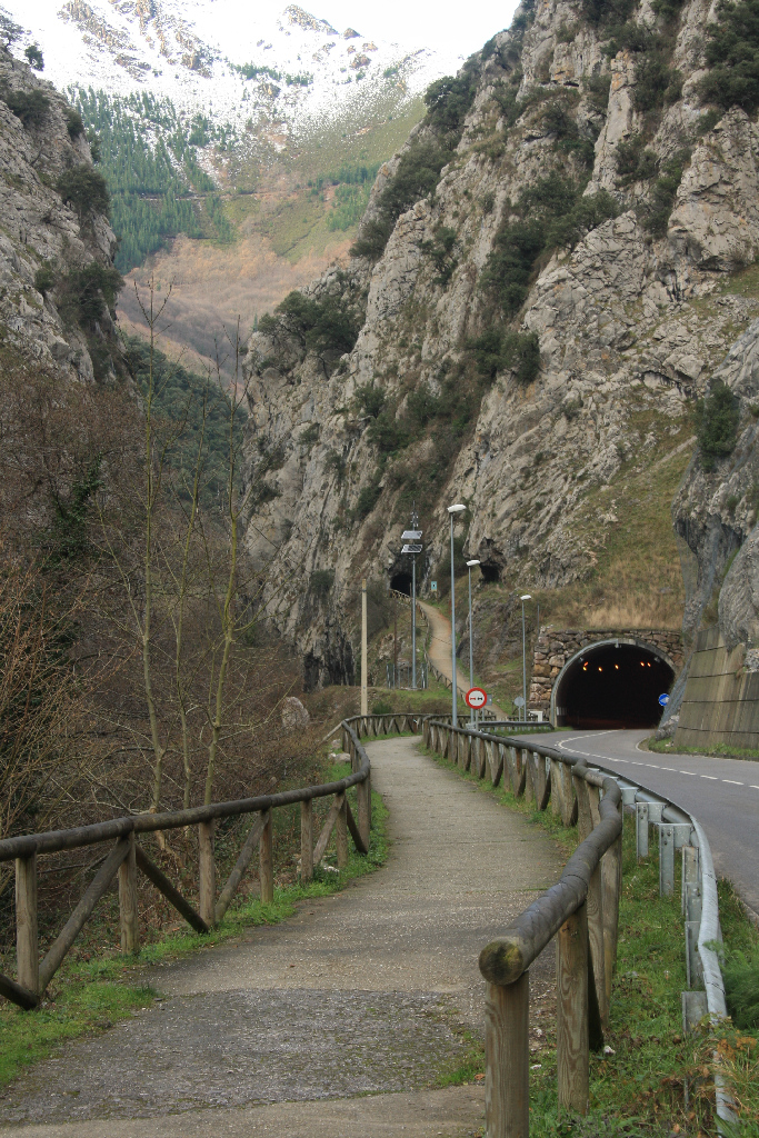 El camino pasa por túneles horadados en la roca