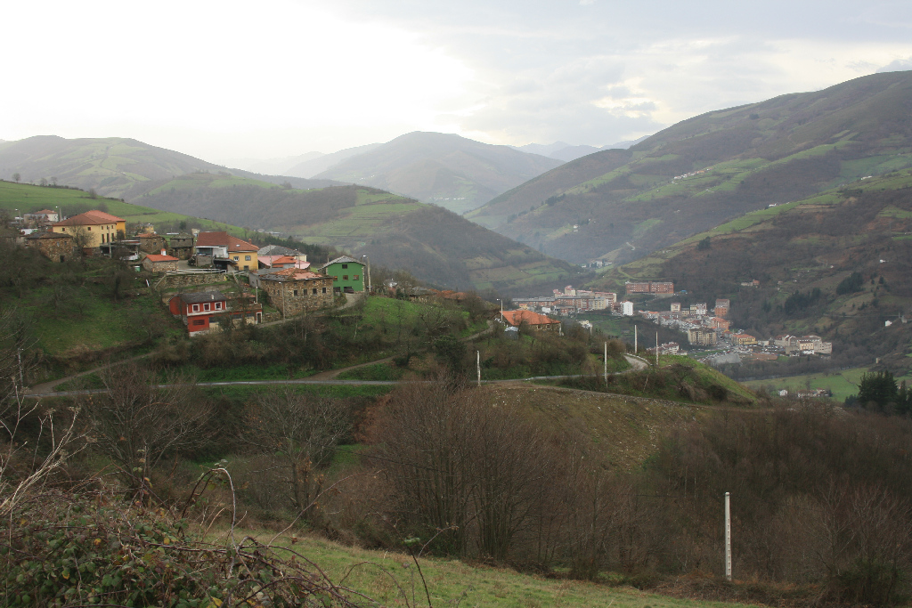 El descenso prosigue hasta el núcleo rural de Vallinas 