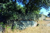 Muro de piedra ajustándose al terreno