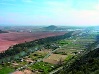El río Ebro atraviesa un paisaje de vega al penetrar en Logroño