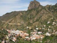 El Roque Cano se alza imponente sobre Vallehermoso