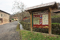 La ruta parte en la plaza de Villamayor, situada en la entrada del pueblo