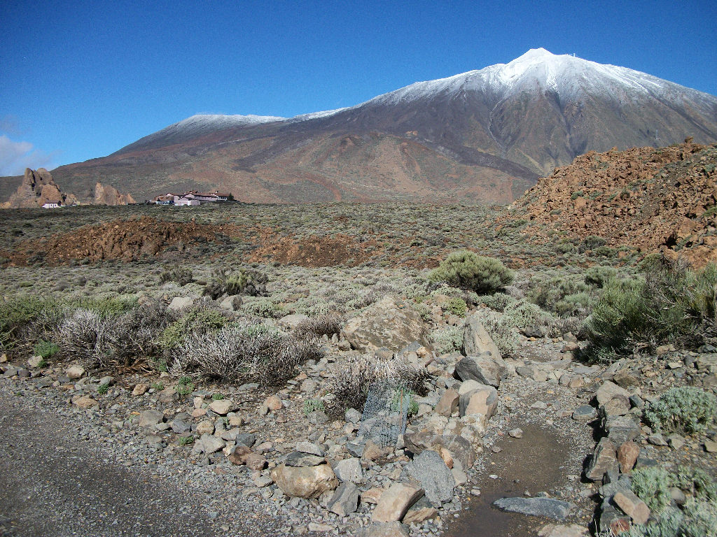 Vista del Parador al pie del Pico del Teide