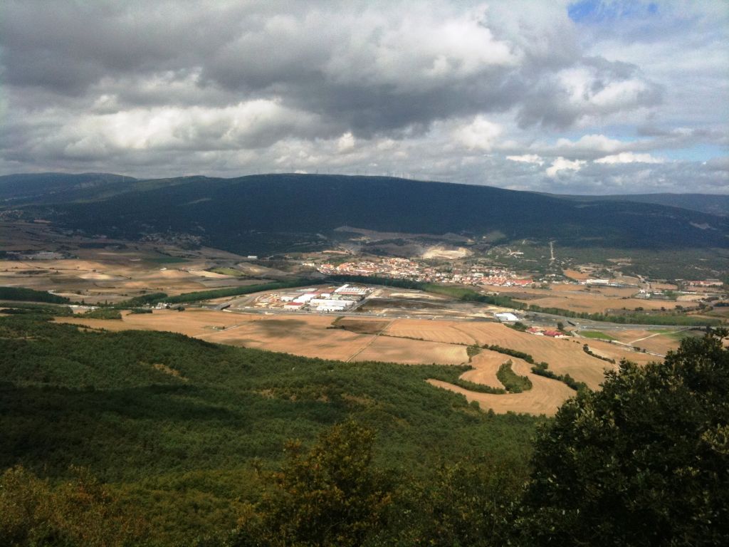 Vista de Nanclares de Oca, donde se inició la etapa, desde lo alto de los Montes de Vitoria