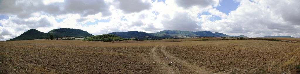 Vista general de la vertiente norte de los Montes de Vitoria desde la Llanada Alavesa