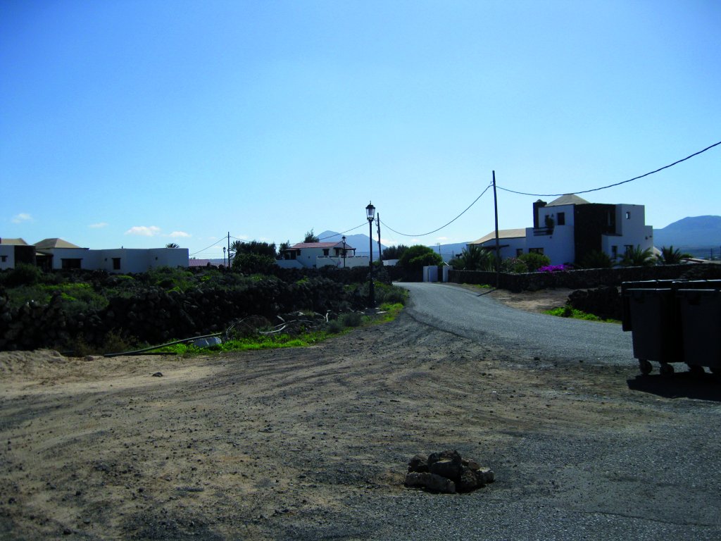 Vista de Calderón Hondo al fondo y en primer plano el pueblo de Lajares