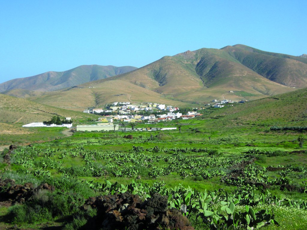 Vista del valle y el pueblo de Pájara al pie de la montaña de Fénduca