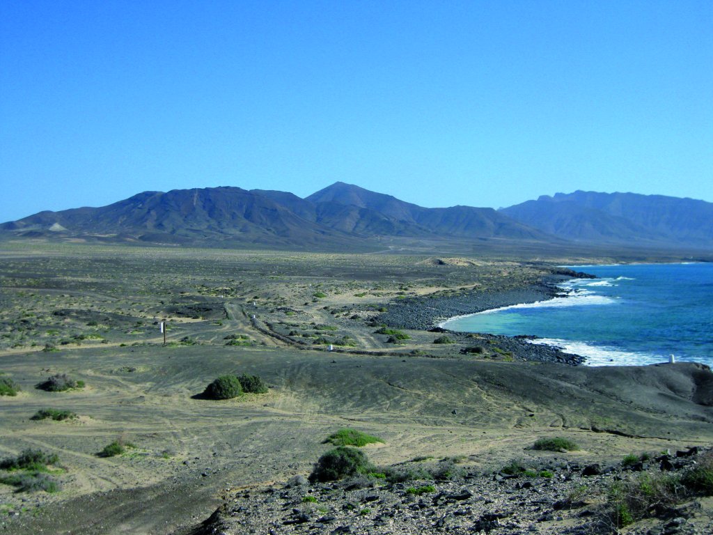 Vista de la costa sur hacia el oeste, donde se observan La Montaña de Jorós y el Pico Alto al fondo