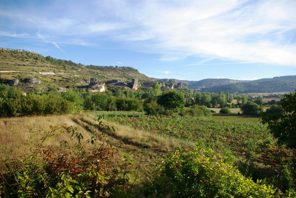 Valle del río Molino, y al fondo, cortados calizos de Arlucea