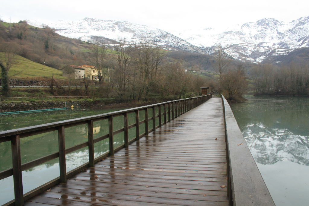 La senda cruza el embalse de Valdemurio por un largo puente de madera