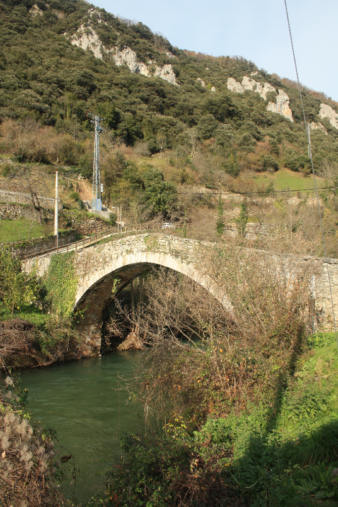 Puente sobre el río Trubia, en Villanueva de Santo Adriano