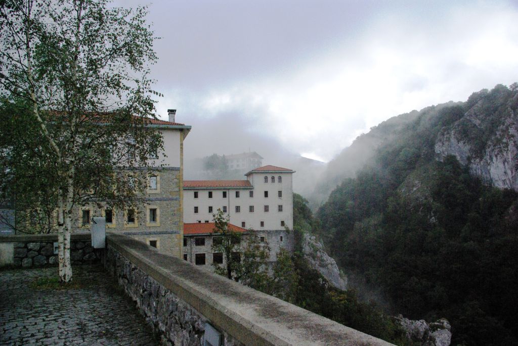 Santuario y convento de Arantzazu, colgado del cañón del río Urkullu