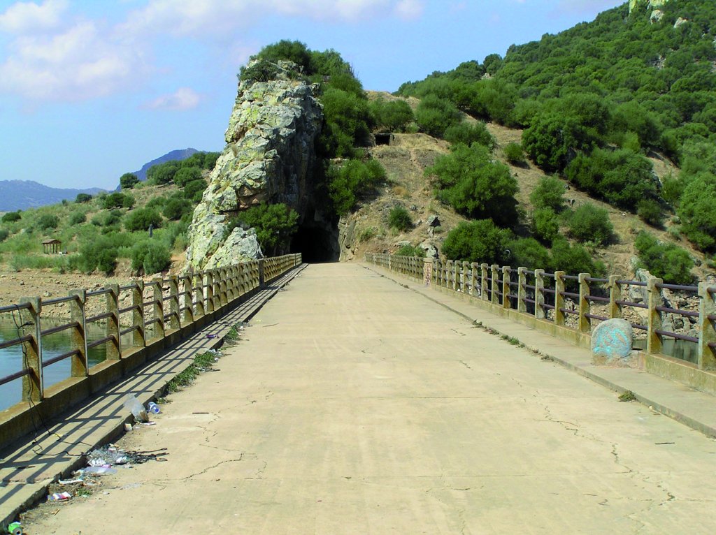 Puente sobre el embalse de Orellana