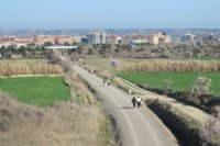 Caminantes en la antigua plataforma de la vía férrea, en las proximidades de Huesca
