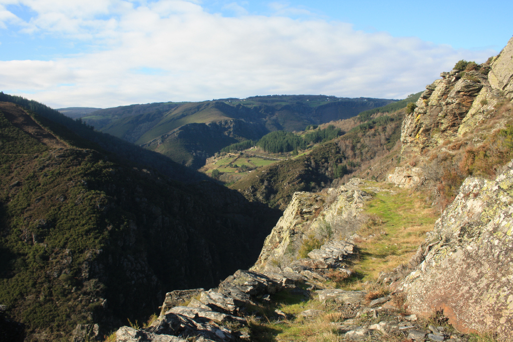 Panorámica del valle del río Agüeira desde las laderas del monte Marón