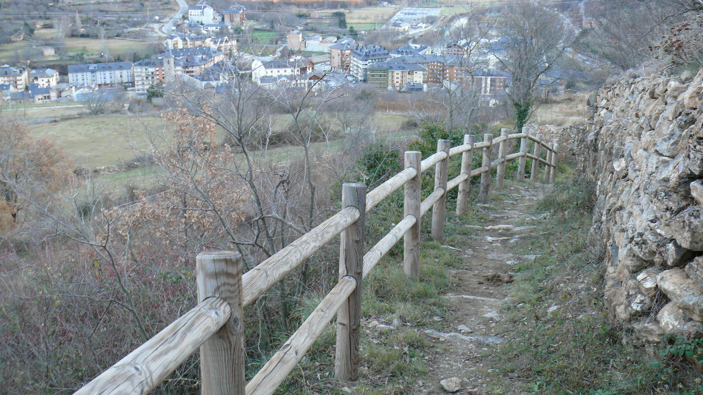 Vista de Sort desde el camino a Castellviny   
