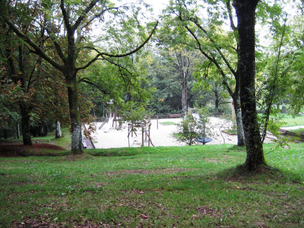 Parque junto al Santuario de Urkiola, con merendero y juegos infantiles