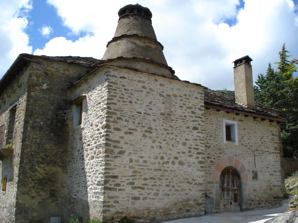Casa típica de montaña de Arguis, con la típica chimenea pirenaica (chaminera)