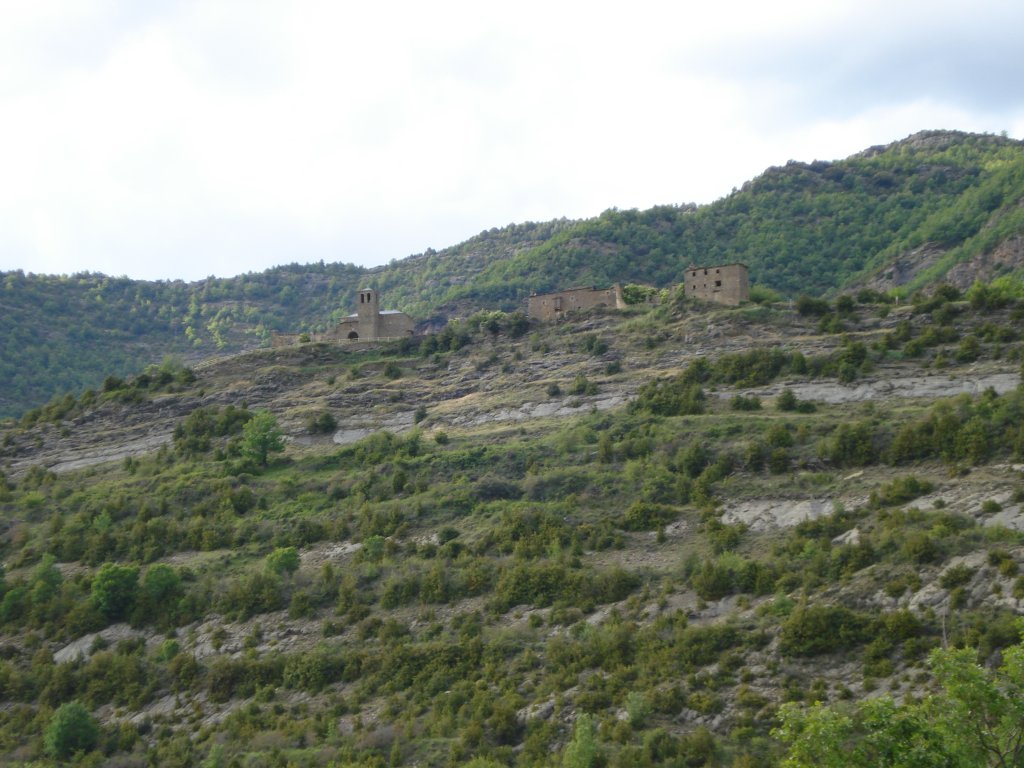 Vista del pueblo de Lúsera desde la carretera, actualmente en proceso rehabilitación