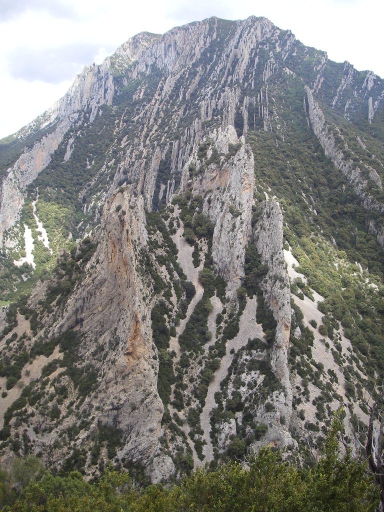 Crestas calizas verticales del pico Fragineto en Vadiello