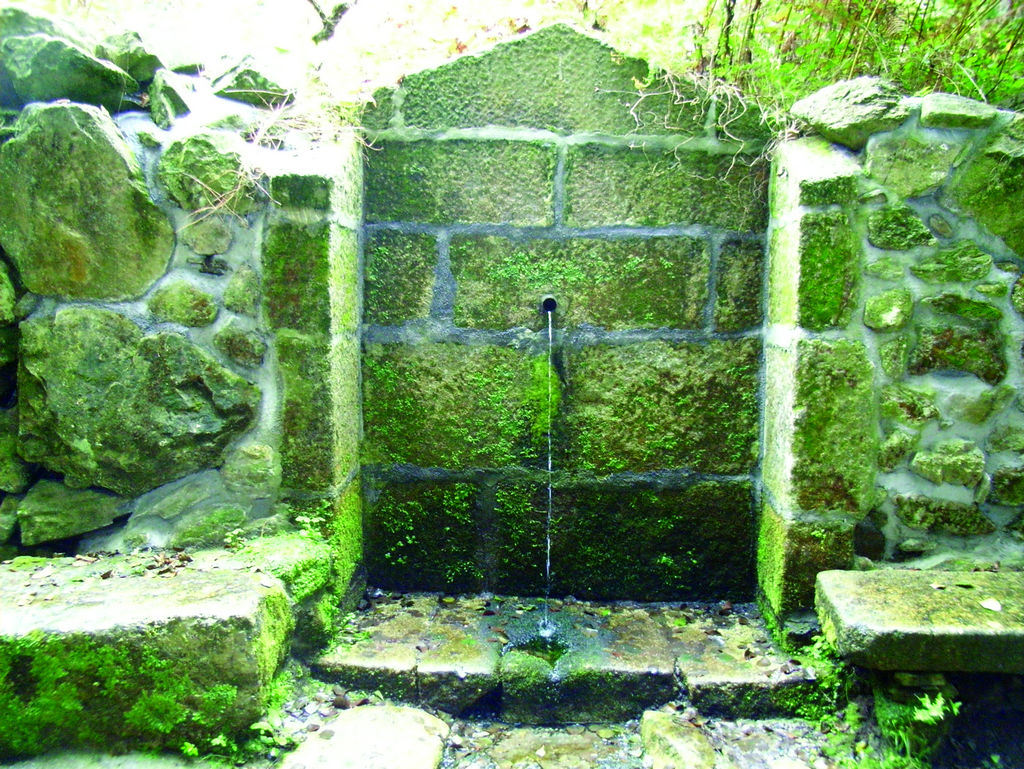 Fuente de piedra al comienzo de la ruta en Fonteantiga