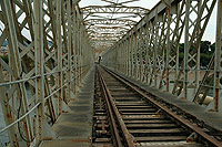 Puente metálico de la línea férrea sobre el río Ebro