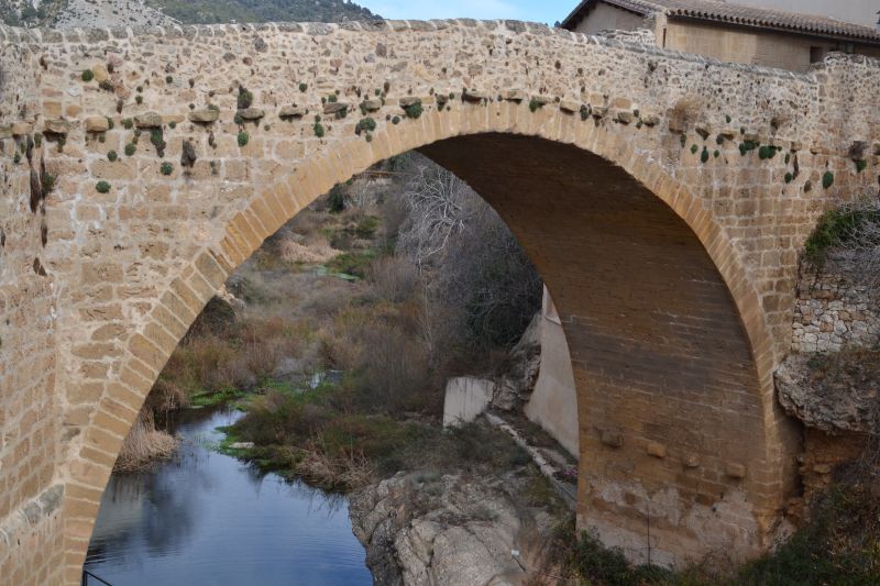 Puente de piedra sobre el Matarraña