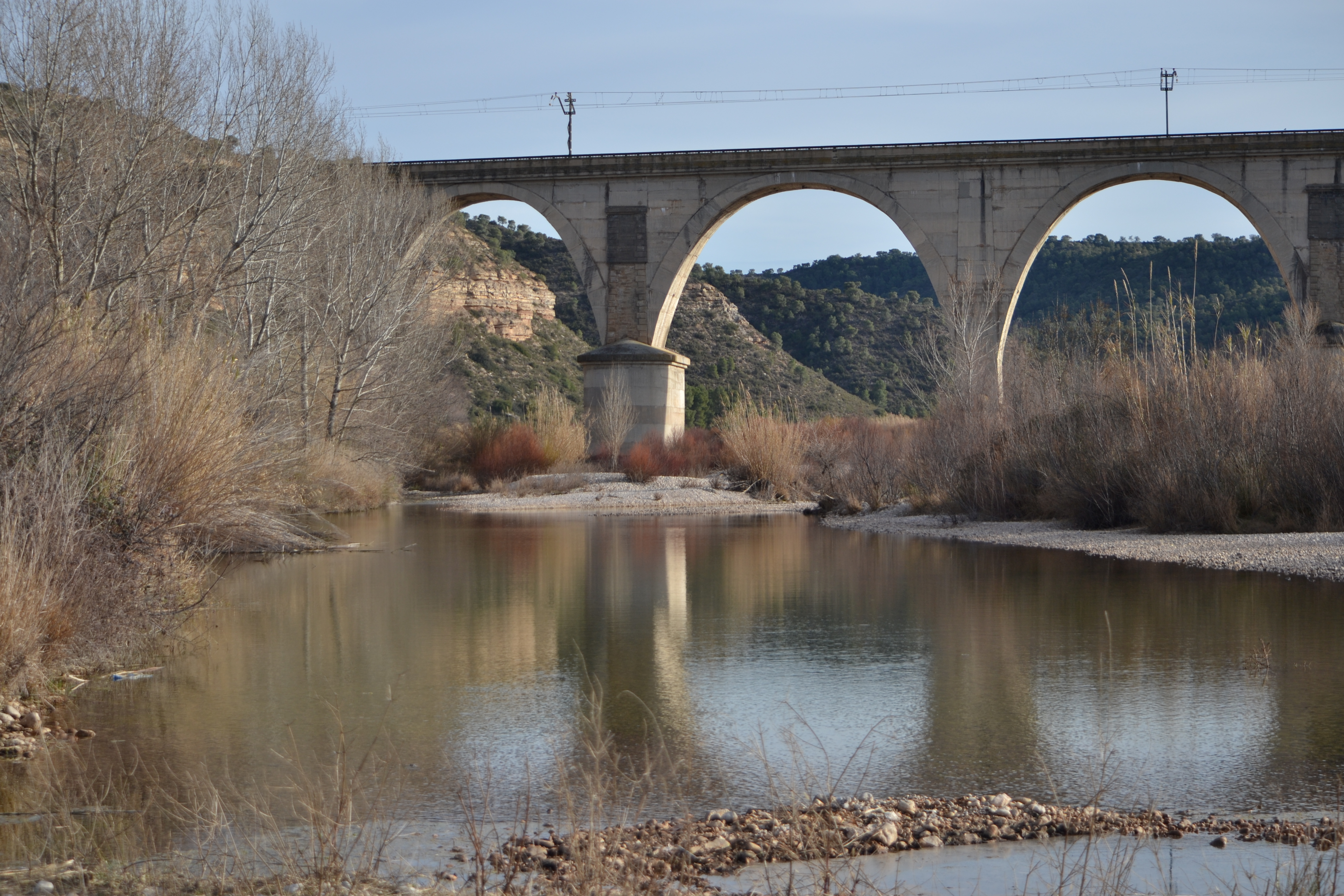 El viaducto del ferrocarril Zaragoza -Caspe-Barcelona desde un badén sobre el Matarraña