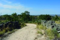 Camino de San Pilo o San Roque, entre paredes de piedra