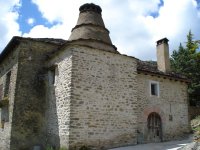 Casa típica de montaña de Arguis, con la típica chimenea pirenaica (chaminera)