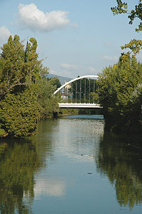 Puente de Oblatas sobre el río Arga