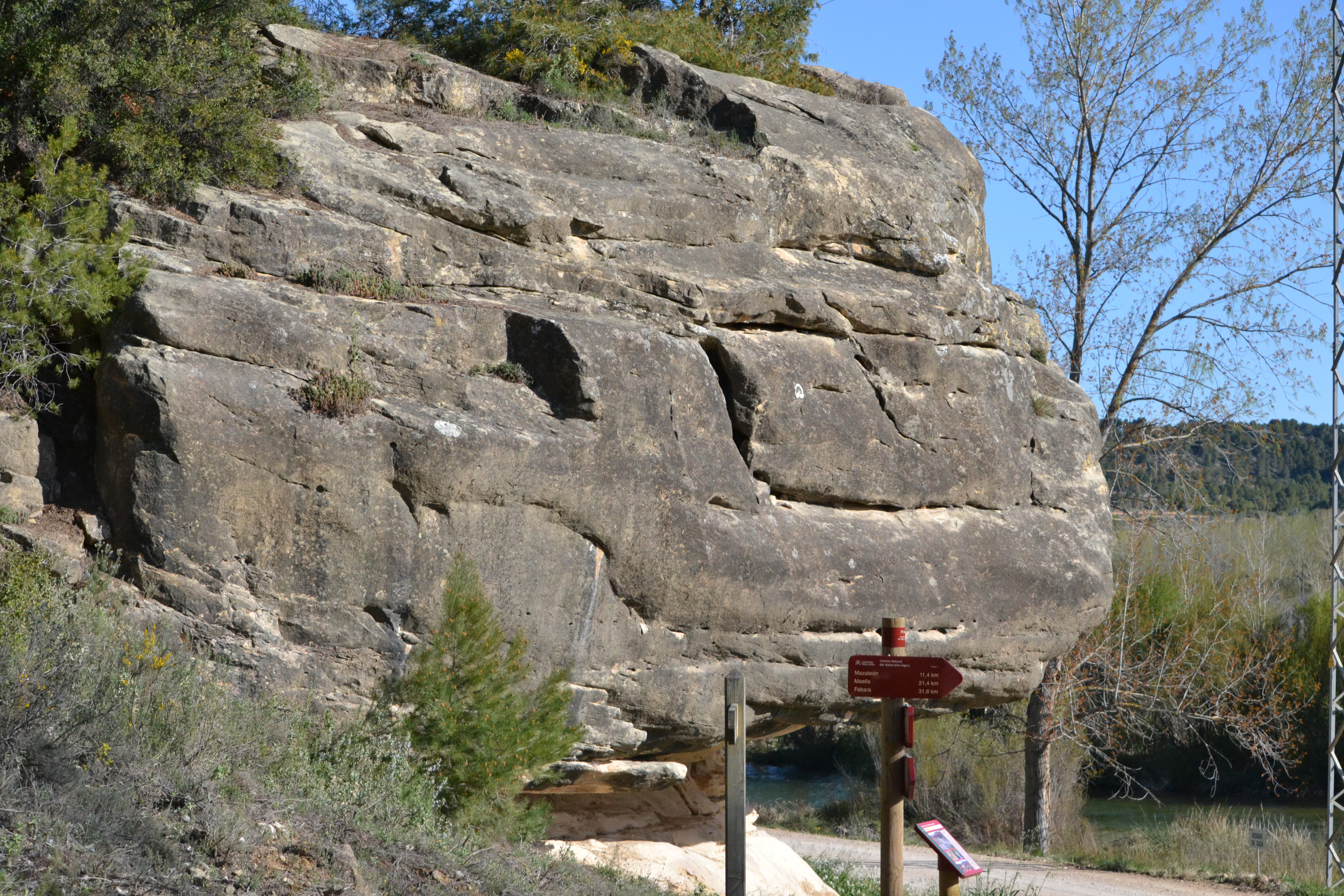 La curiosa formación rocosa que da nombre a Valdeltormo, la Roca del Tormo