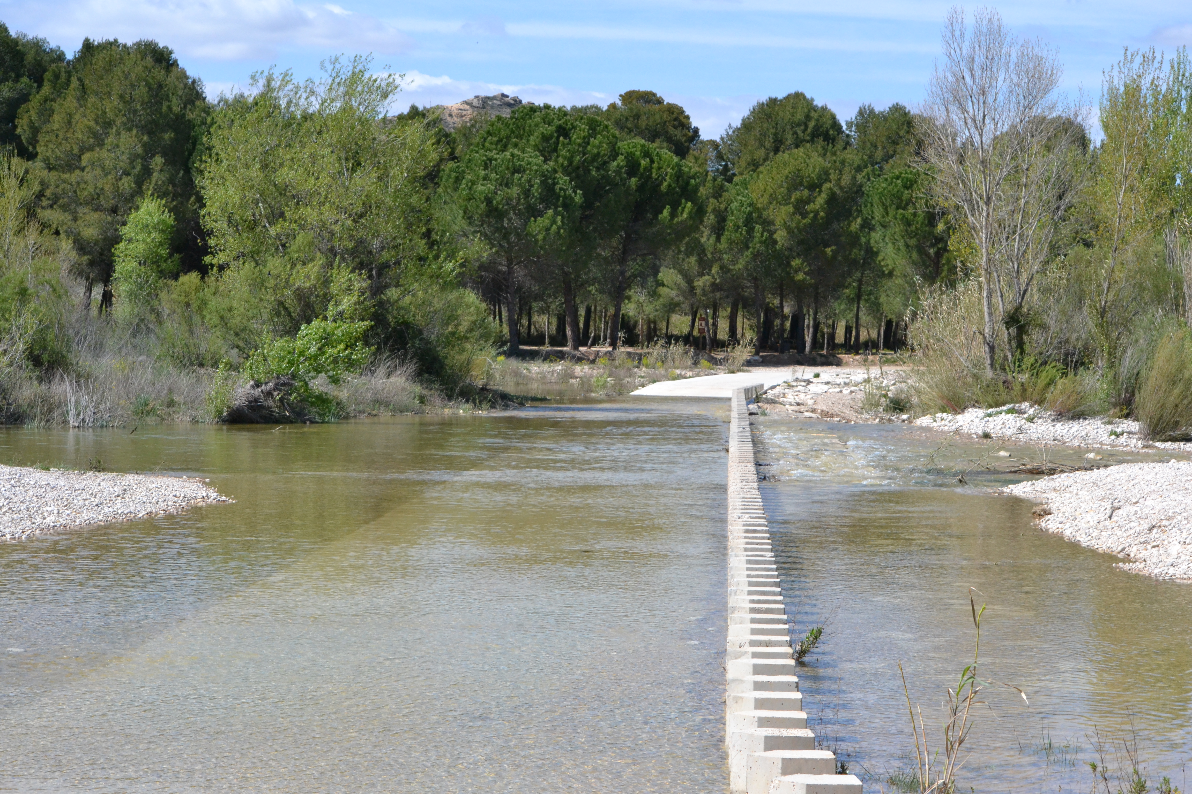 Para acceder al área de descanso de Las Cherizas hay que volver a cruzar el río