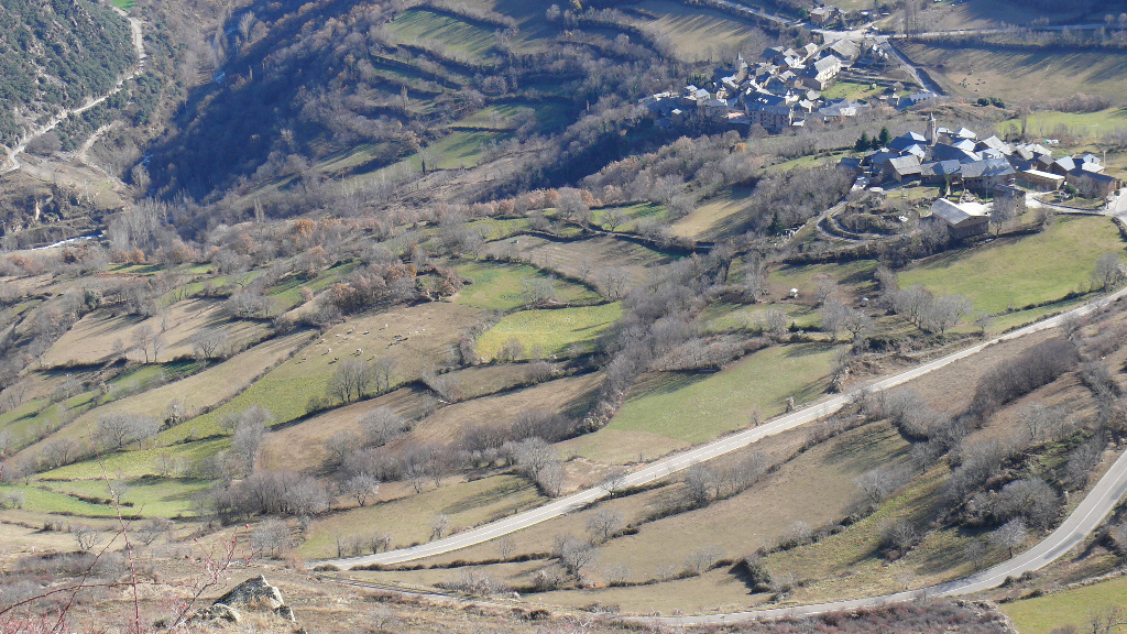Los cercanos núcleos de Sorre y Altron, rodeados de las características terrazas de cultivo y prados de siega