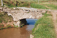 Uno de los pequeños acueductos por los que fluye el agua de la Séquia