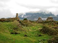 Ruinas de antiguas cabañas al atravesar la braña