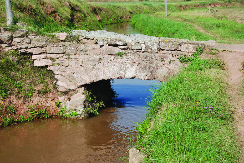 Uno de los pequeños acueductos por los que fluye el agua de la Séquia