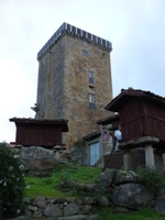 Torre y hórreos en Vilanova dos Infantes