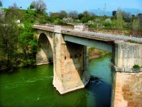 Puente de origen romano sobre el río Ebro en Puentelarrá