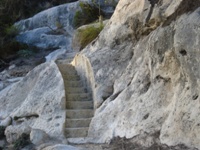Escaleras del camino excavadas en roca.