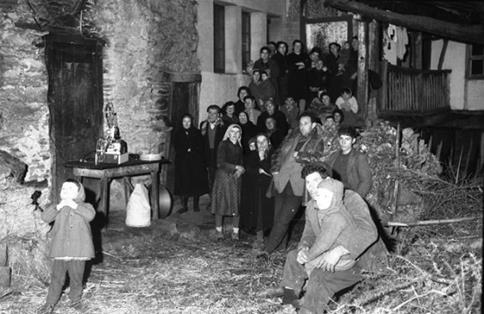 Proyección de películas en un patio de una casa gallega. Monforte de Lemos (Lugo). 1961. Autor: Quiñones