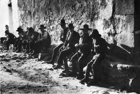 Hombres sentados en banco de piedra. Candeleda (Ávila) (s.a.). Autor: Adalberto Picasso