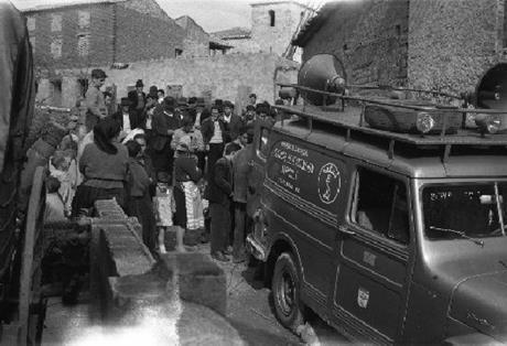 Reunión divulgadora de una unidad móvil del SEA. Arenas de San Pedro (Avila ) 1962. Autor :Valentín Sánchez Morcillo.