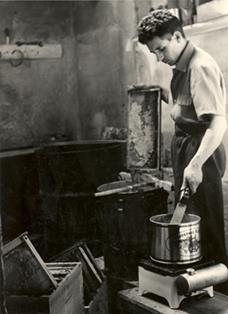 Apicultura: calentando el cuchillo para desopercular. Localidad desconocida. 1954.Autor: Rafael Romero Urbistondo
