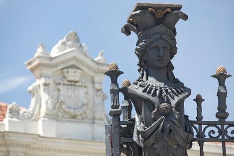 Busto de la diosa Minerva en la verja perimetral del Palacio. (Fotografía Valentín Álvarez)