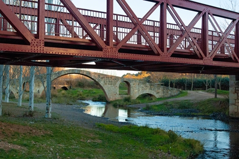 Antiguo puente ferroviario y puente romano